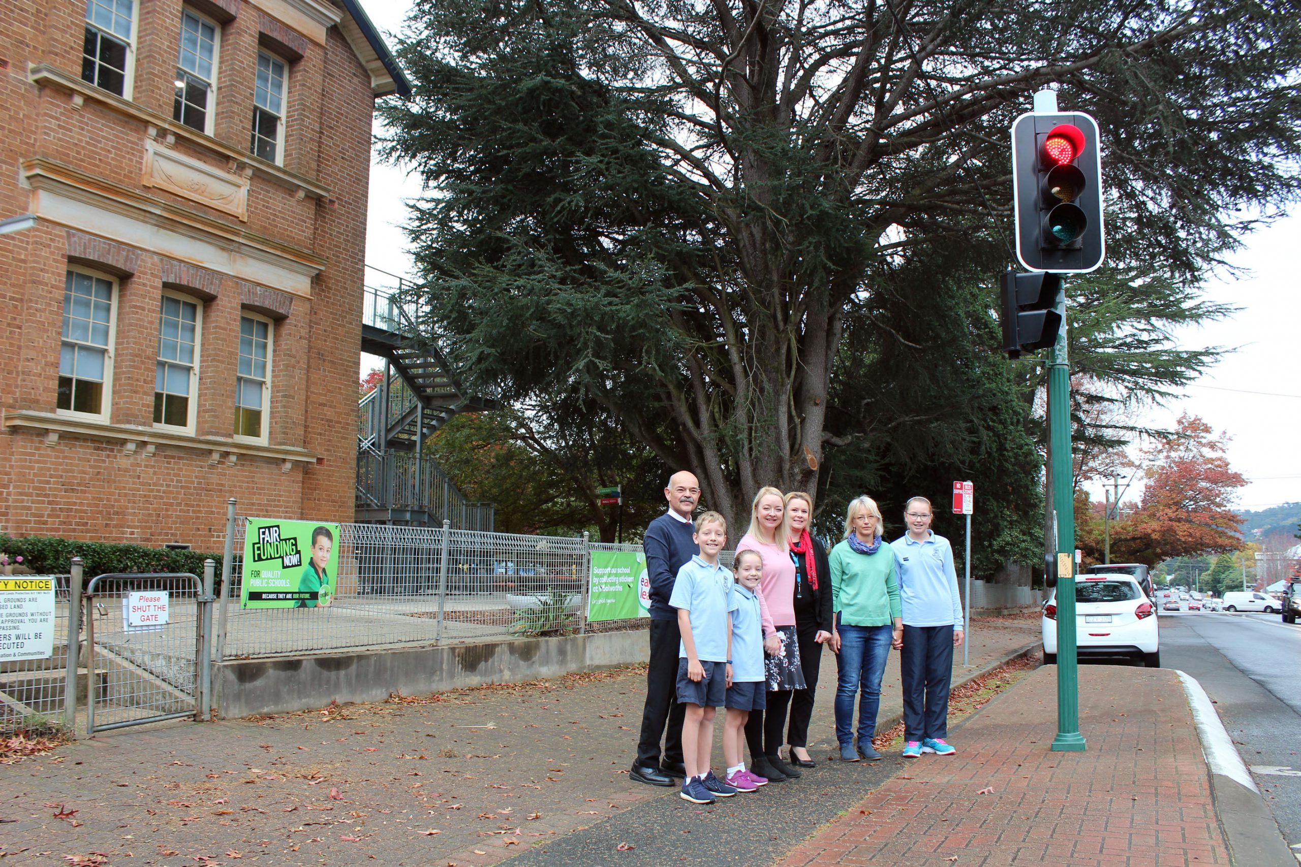 Council’s Road Safety Officer with Principal Graham and concerned parents at the Bendooley Street traffic signals